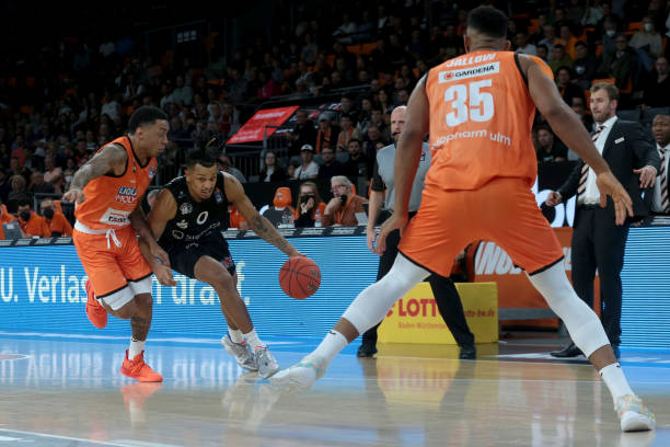 之间扮演了 之间扮演了