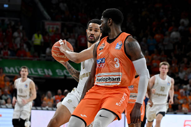 大学场均19.6分+三项命中率亮眼!爵士与53号秀通杰签下双向合同